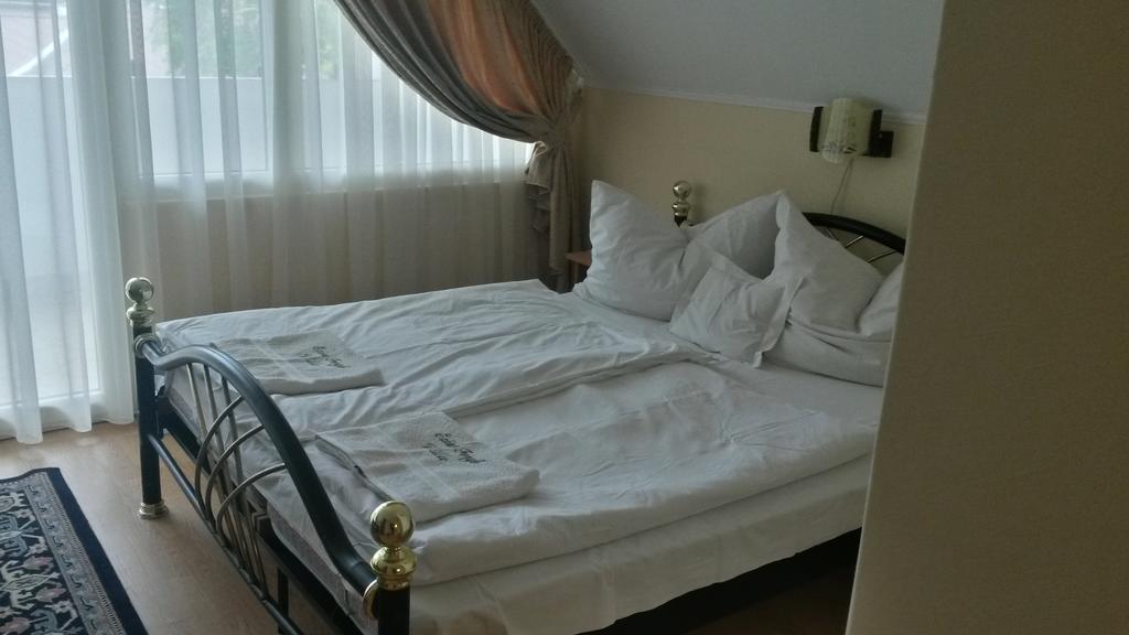 Ezust Fenyo Vendeghaz Hotell Siófok Eksteriør bilde